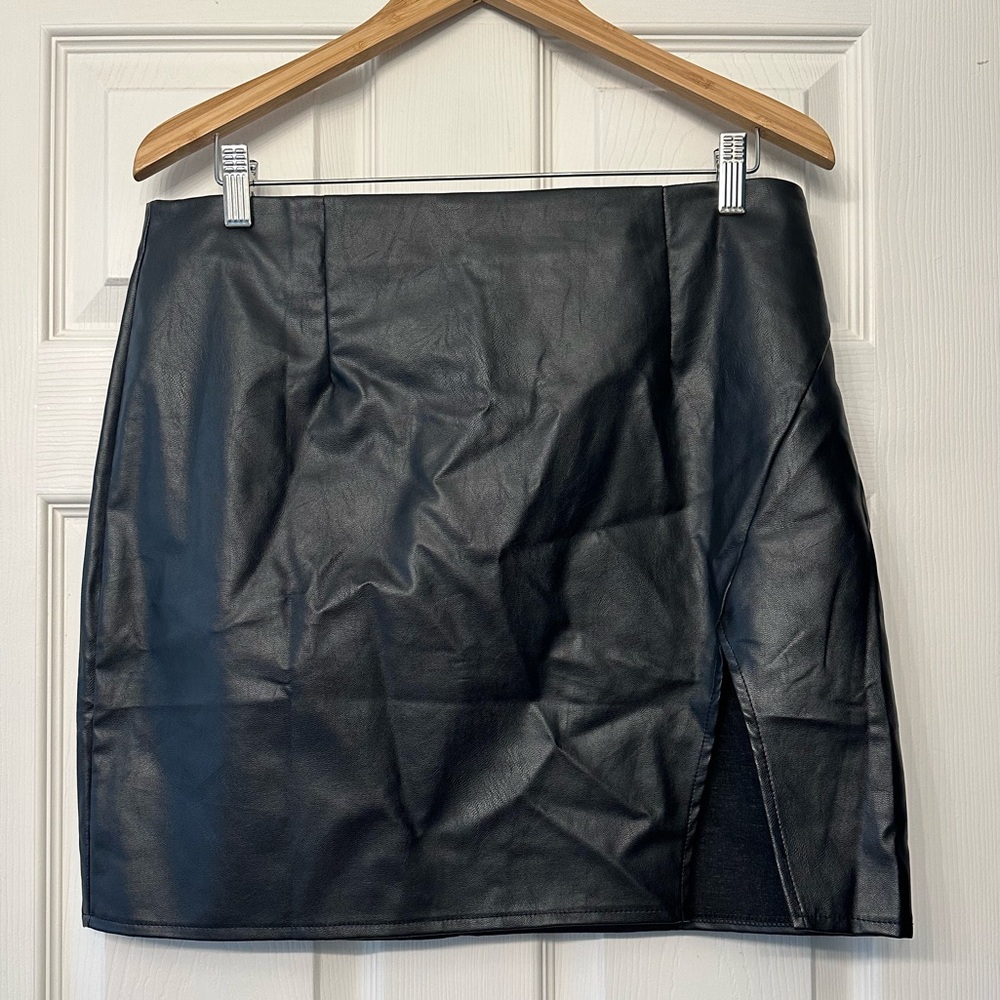 NWT Lulu’s Vegan Leather Skirt with Slit - Large